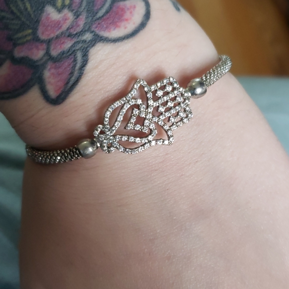Magnetic closure bracelet